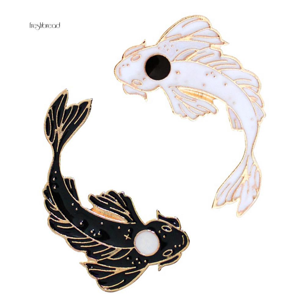 Cài áo hình cá bơi viền vàng phong cách trẻ trung | BigBuy360 - bigbuy360.vn