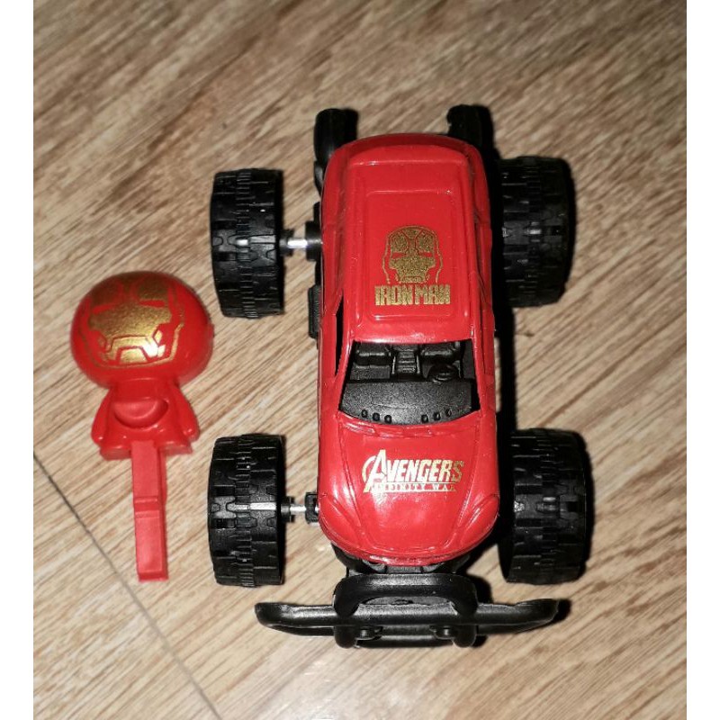 Một chiếc xe siêu anh hùng chạy bằng chìa khóa bằng nhựa rất đẹp