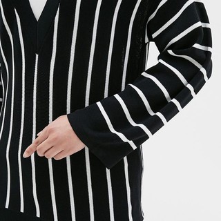 Áo len nữ cổ tim sọc dọc của GU - Nhật