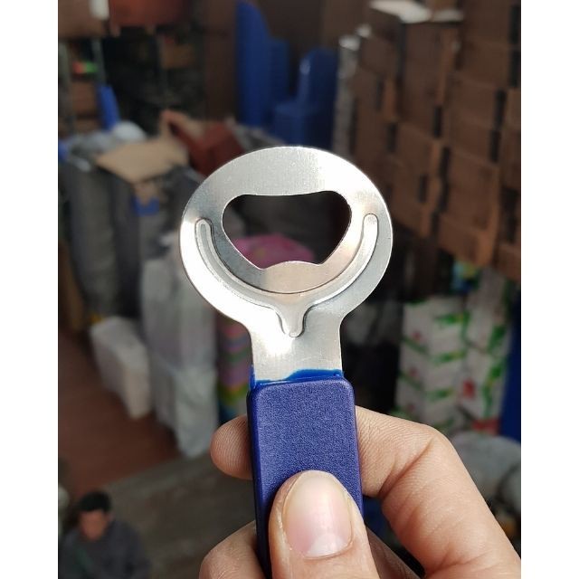 Mở bia mở nắp chai bật bia nhà hàng