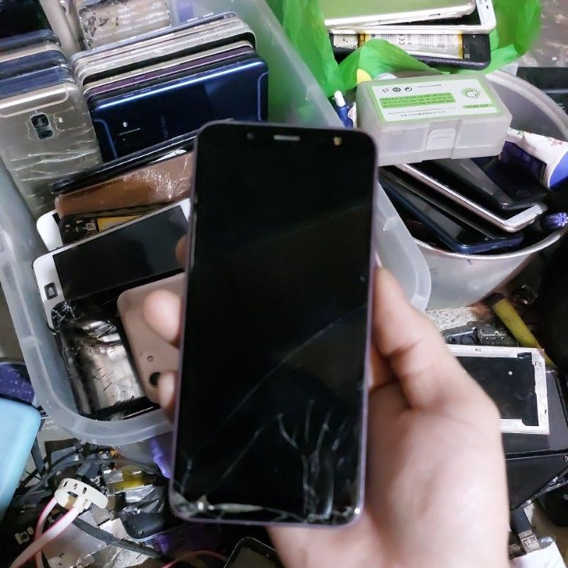 Samsung j6 sống zin hư màn hình.