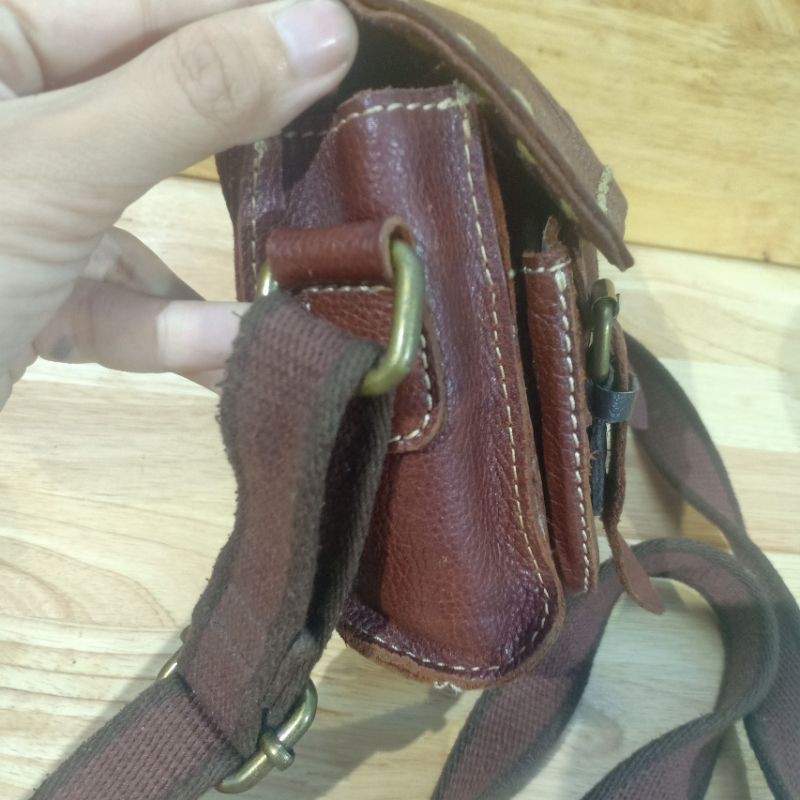 Túi đeo chéo da miếng dày mới secondhand  051212