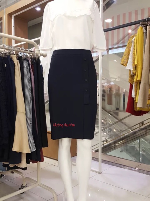Chân váy công sở xẻ trước phối cúc thời trang | BigBuy360 - bigbuy360.vn