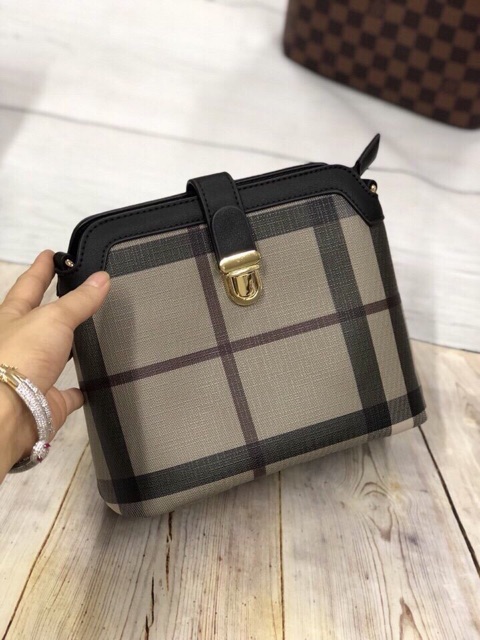 Túi chéo khóa vàng các loại mẫu mới