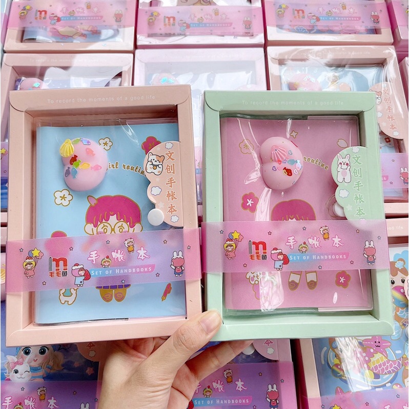 Sổ tay kim tuyến gắn mochi thư giãn có hộp đựng