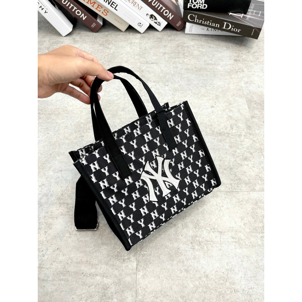 Túi Tote Mini Chất Liệu Canvas Thêu Logo Có Quai Điều Chỉnh Độ Dài Hot Trend Dn.Storevnxk