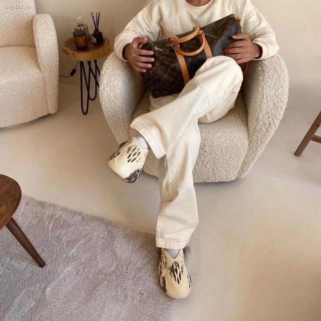 Dép Sandal Có Lỗ Thoáng Khí Trơn Màu Phong Cách Kanye Thích Hợp Cho Nam Và Nữ Mang Khi Đi Biển