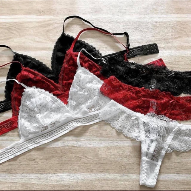 Set nội y ren có mút tháo rời.