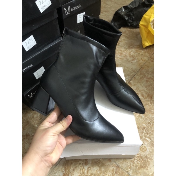 Bốt nữ lửng cổ, gót cao 6 phân mũi nhọn có khoá kéo sau gót