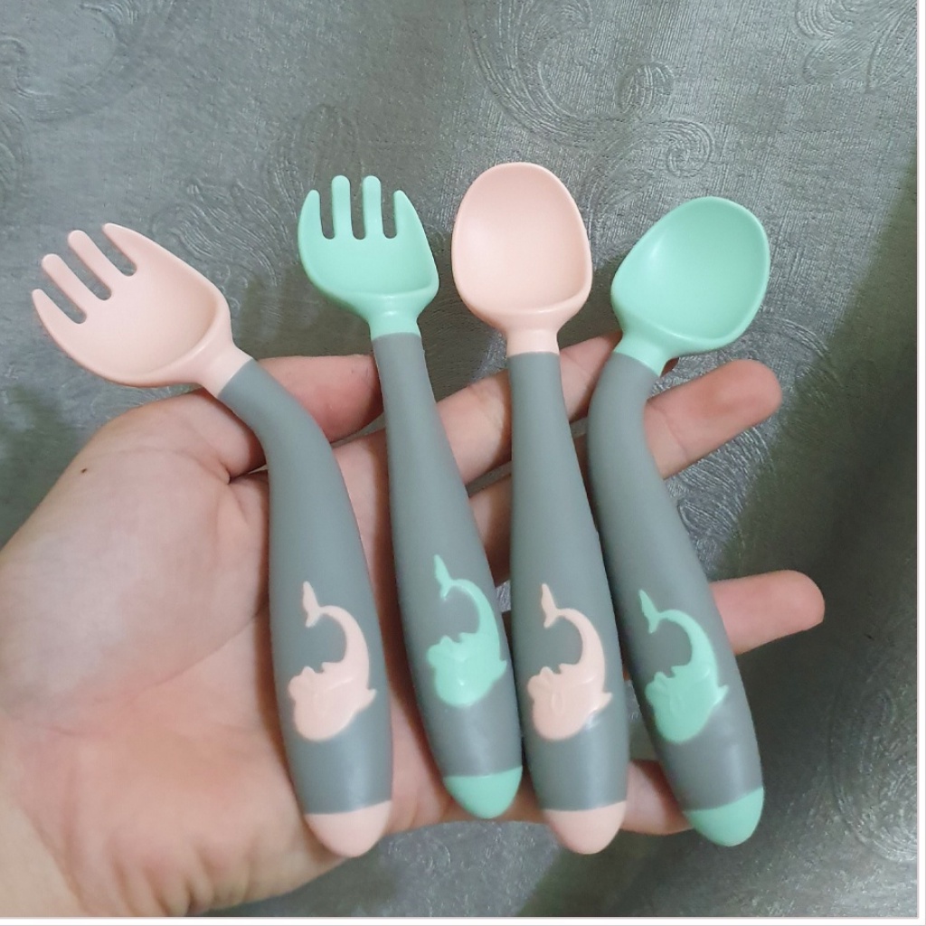 Thìa ăn dặm, bộ thìa dĩa Silicon uốn cong hình cá heo kèm hộp cho bé, kích thước 3x14cm