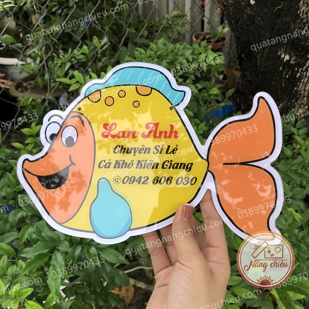 Bảng hiệu hình con cá , chuyên sỉ lẻ cá khô, chất liệu mica in theo yêu cầu, sáng bóng và bền đẹp