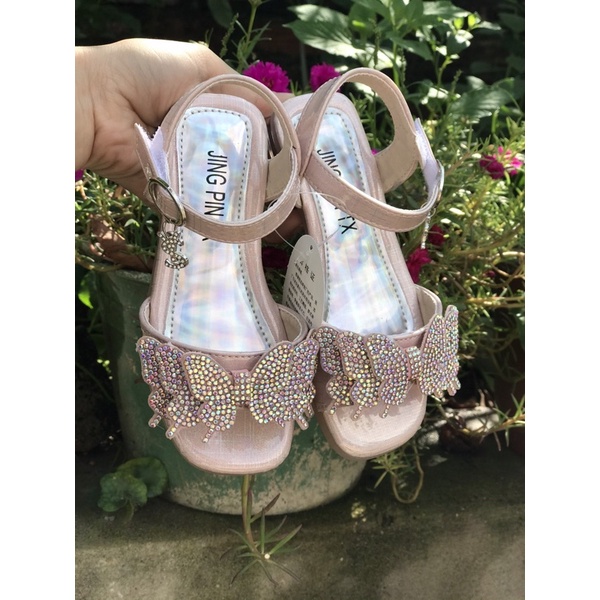 Sandal đính nơ gắn cườm cho bé gái 8107 nhỏ- dép quai hậu của bé đi học đế dẻo có gót êm chân chắc chắn (sz27-sz31) 8109
