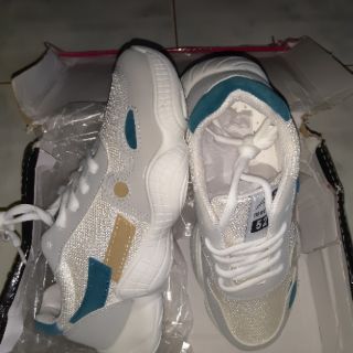 Giày sneaker