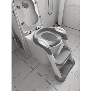 bệ ngồi toilet cho bé giúp thu nhỏ bồn cầu, nắp bồn cầu có tay vịn