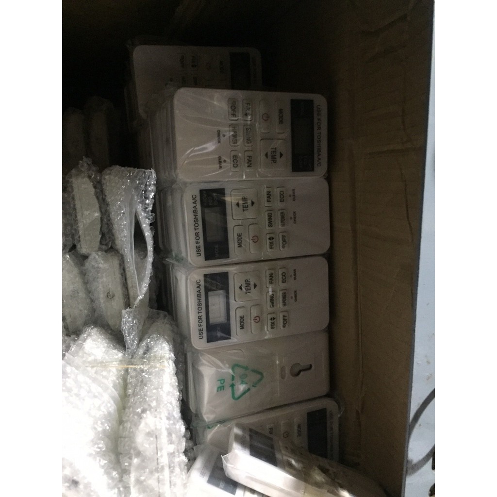 Điều khiển điều hòa Toshiba mặt trắng