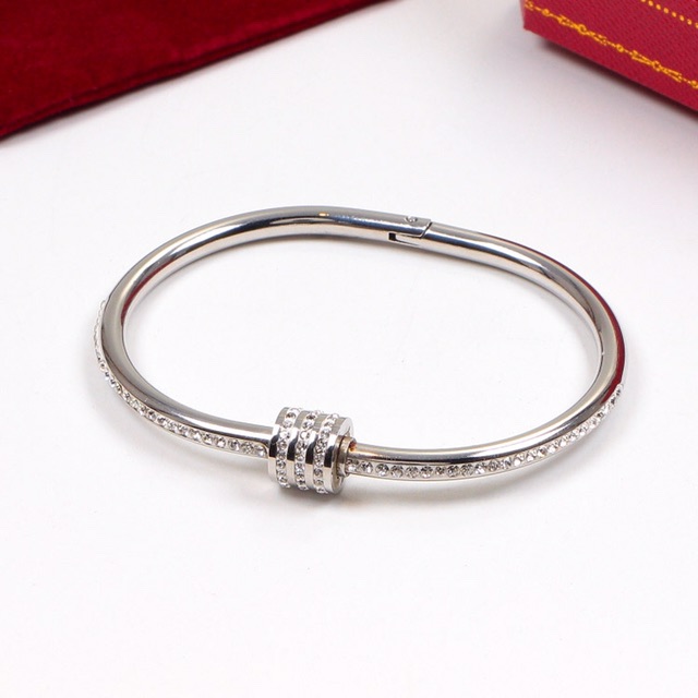 Vòng tay nữ titan ống tròn đính đá VT02