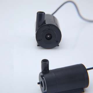 Máy bơm chìm mini 5v màu đen cổng usb cho đài phun nước
