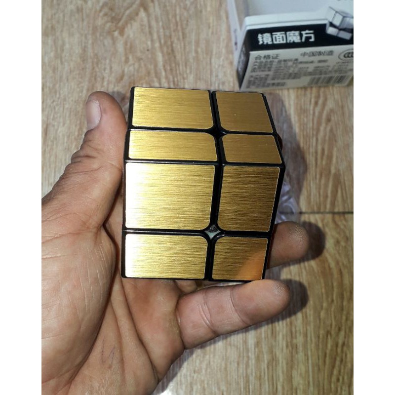 Một cục rubik tráng gương bằng nhựa rất trơn và đẹp