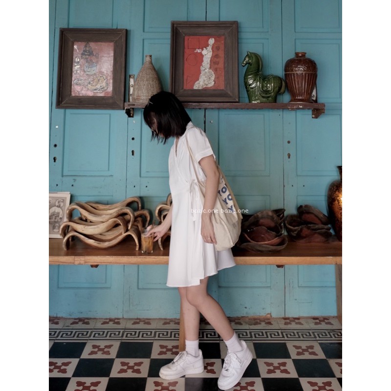 Váy cổ vest đắp chéo buộc nơ bên hông dáng ngắn Bazic one | BigBuy360 - bigbuy360.vn