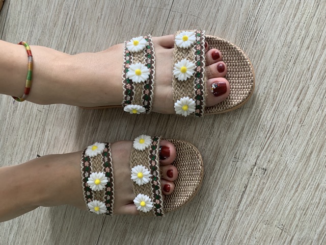 Dép cói hoa cúc phối dây thêu hoa + hoa cúc daisy nhựa cứng
