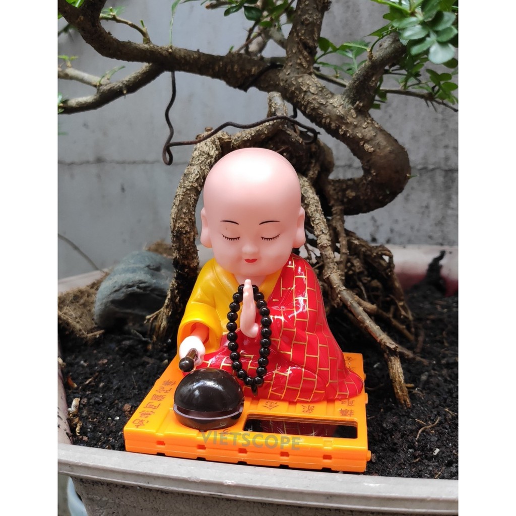 Tượng may mắn Thầy Chùa Gõ Mỏ Tụng Kinh trang trí xe hơi, phong thủy, bàn làm việc năng lượng mặt trời Chú tiểu gõ mỏ | BigBuy360 - bigbuy360.vn
