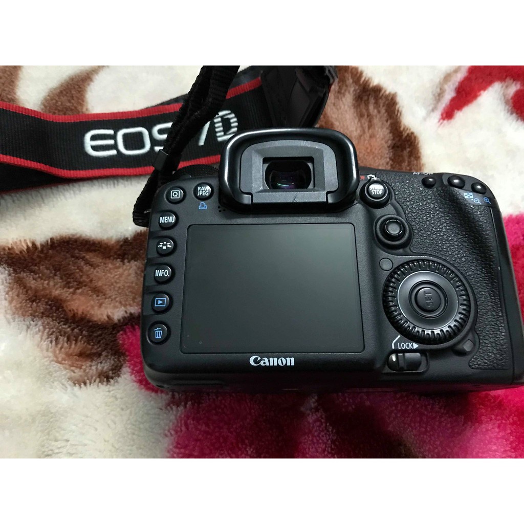Canon 7D Xách Tay Nhật Hình Thức Đẹp 99% + Thẻ Nhớ CF 4GB + Cáp, Sạc, Dây Đeo, Đầu Lọc Thẻ
