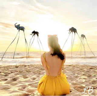Váy lụa vàng dây hở lưng du lịch sống ảo