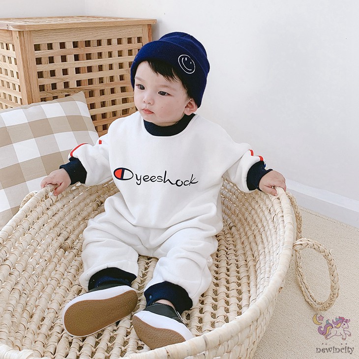 Áo liền quần lớp lót nhung ấm áp in chữ cá tính cho bé