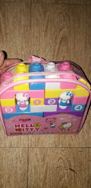 Một bộ giỏ ráp hình đa năng bằng nhựa kèm 2 chú mèo Kitty