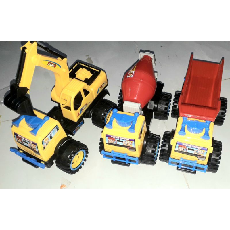 Một chiếc xe mô hình công trình bằng nhựa dài 20x14x12 cm