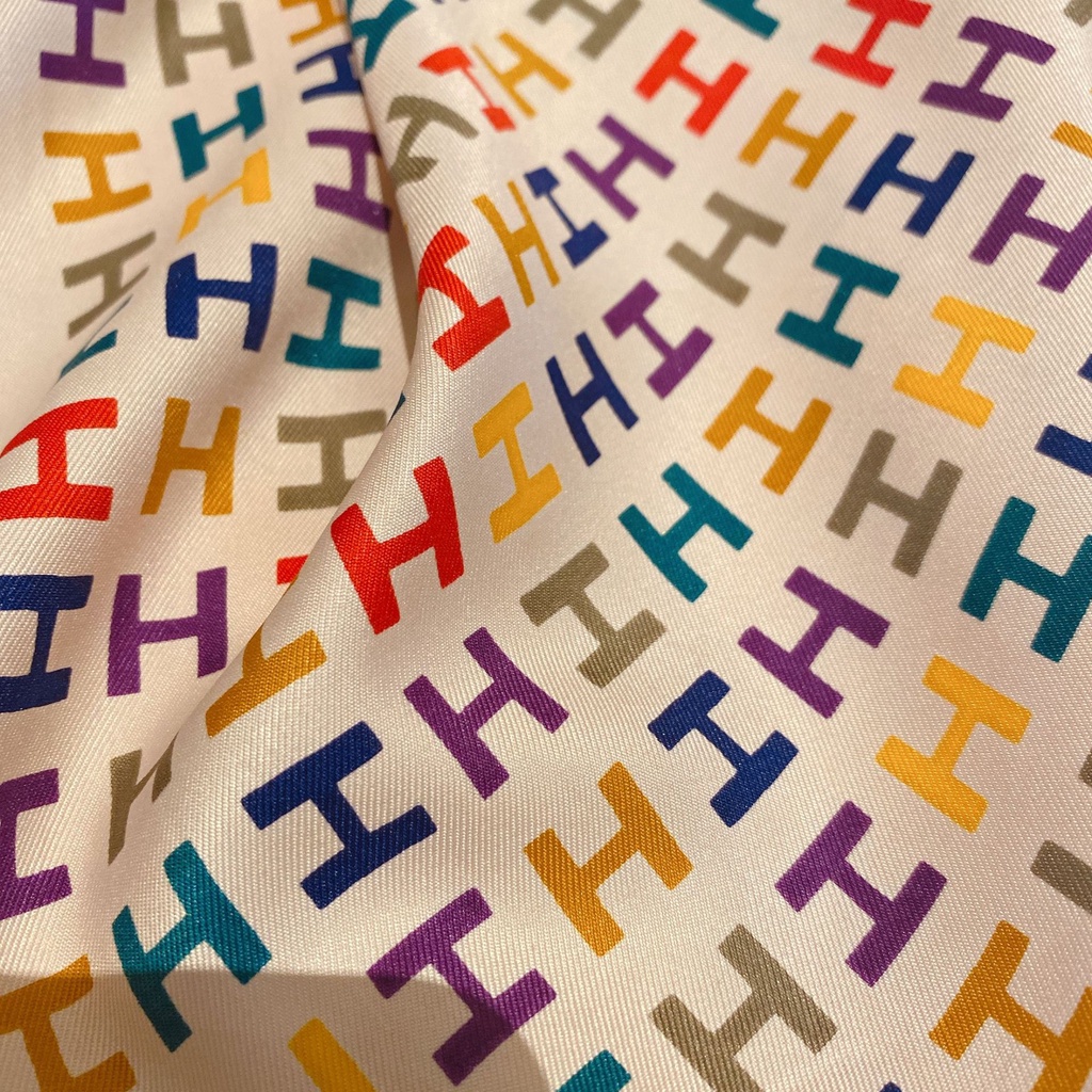 Khăn Choàng Vuông 90x90cm In Chữ Thời Trang Cho Nữ Giới