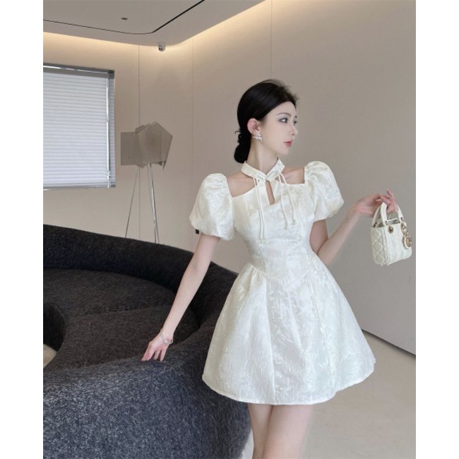 Đầm gấm trắng cut-out ngực cổ chocker khoen nơ tay phồng