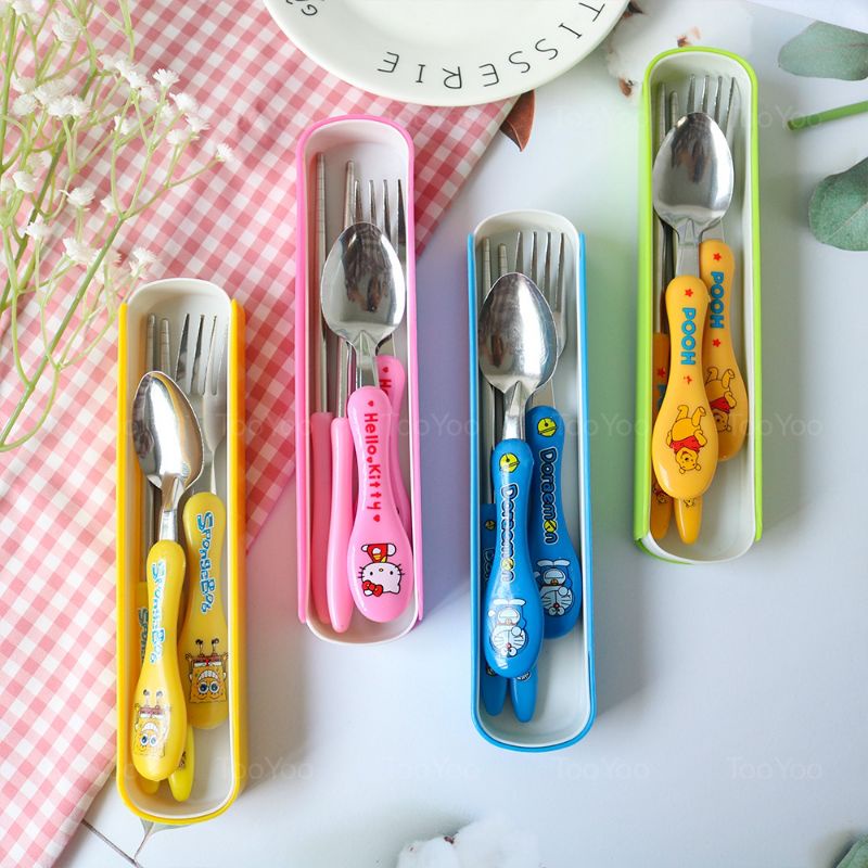 Bộ đồ dùng ăn dặm 3 chi tiết, đũa, muỗng, nỉa inox, có hộp bảo quản, họa tiết hoạt hình dễ thương cho bé