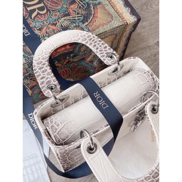 Túi xách nữ đeo chéo lady bạch tạng màu trắng khoá bạc size 20 fullbox có hộp