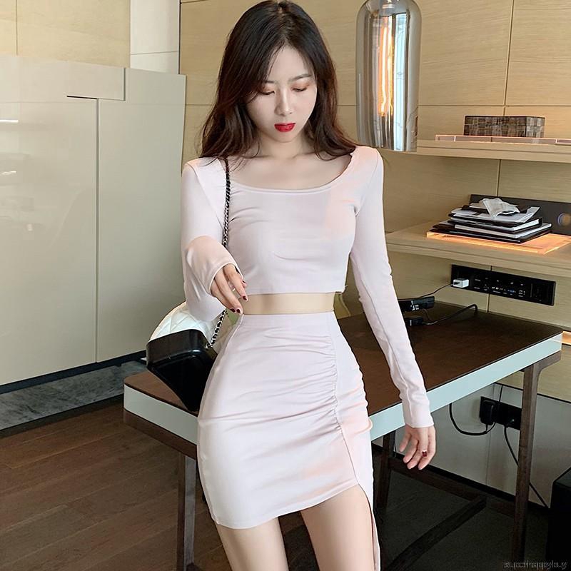 Bộ 2 món đồ thời trang gồm áo tay dài màu trơn và váy ngắn gợi cảm cho nữ