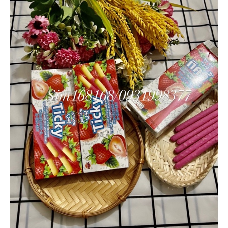 một hộp bánh que kem ticky nhân dâu thái lan