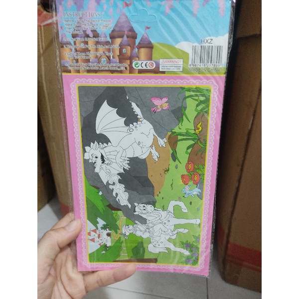 Hình dán nổi thay đồ búp bê