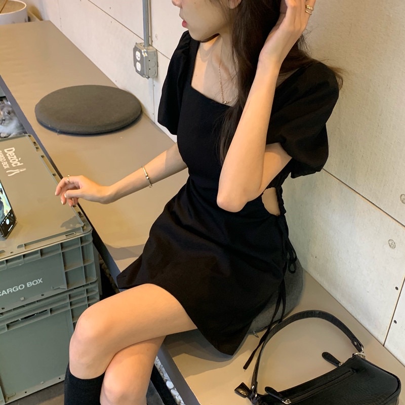 Đầm đen thắt eo cổ vuông trẻ trung  - Xẹt Studio Lady