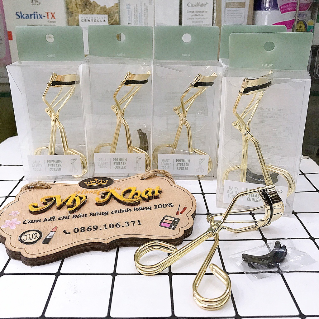 Kẹp mi The Face Shop Premium Eyelash Curler TFS,kèm lõi thay tiện lợi - màu Vàng