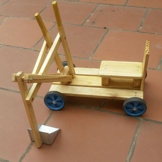 Xe múc trẻ em handmade. Giúp trẻ vận động linh hoạt tay chân, phù hợp với trẻ từ 3 – 7 tuổi. Chơi cả ngày không chán….