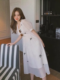 ĐẦM ĐÍNH NƠ CỔ V