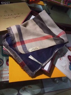 Khăn kẻ Burbery full box 300k có bill