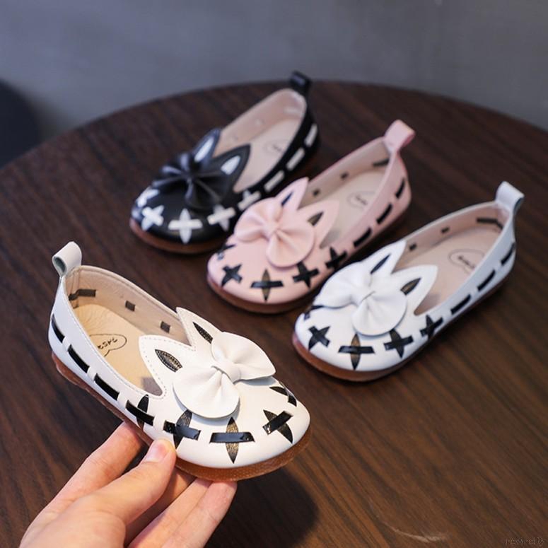Đôi giày đế mềm chống trượt họa tiết chú thỏ dễ thương cho bé gái