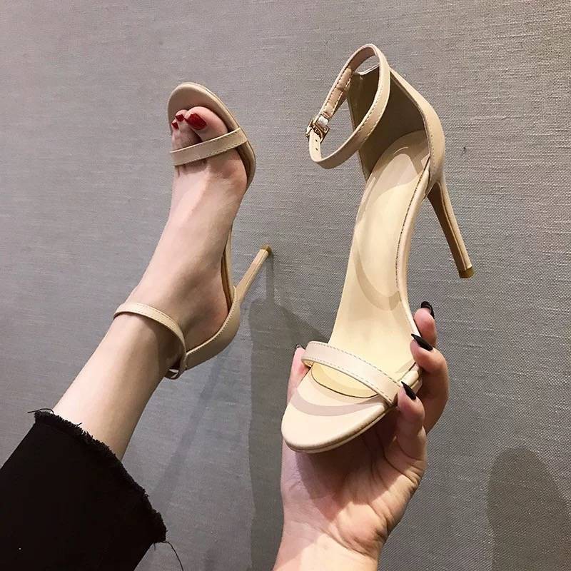 Giày cao gót màu trắng phối khóa thời trang 2020 cho nữ