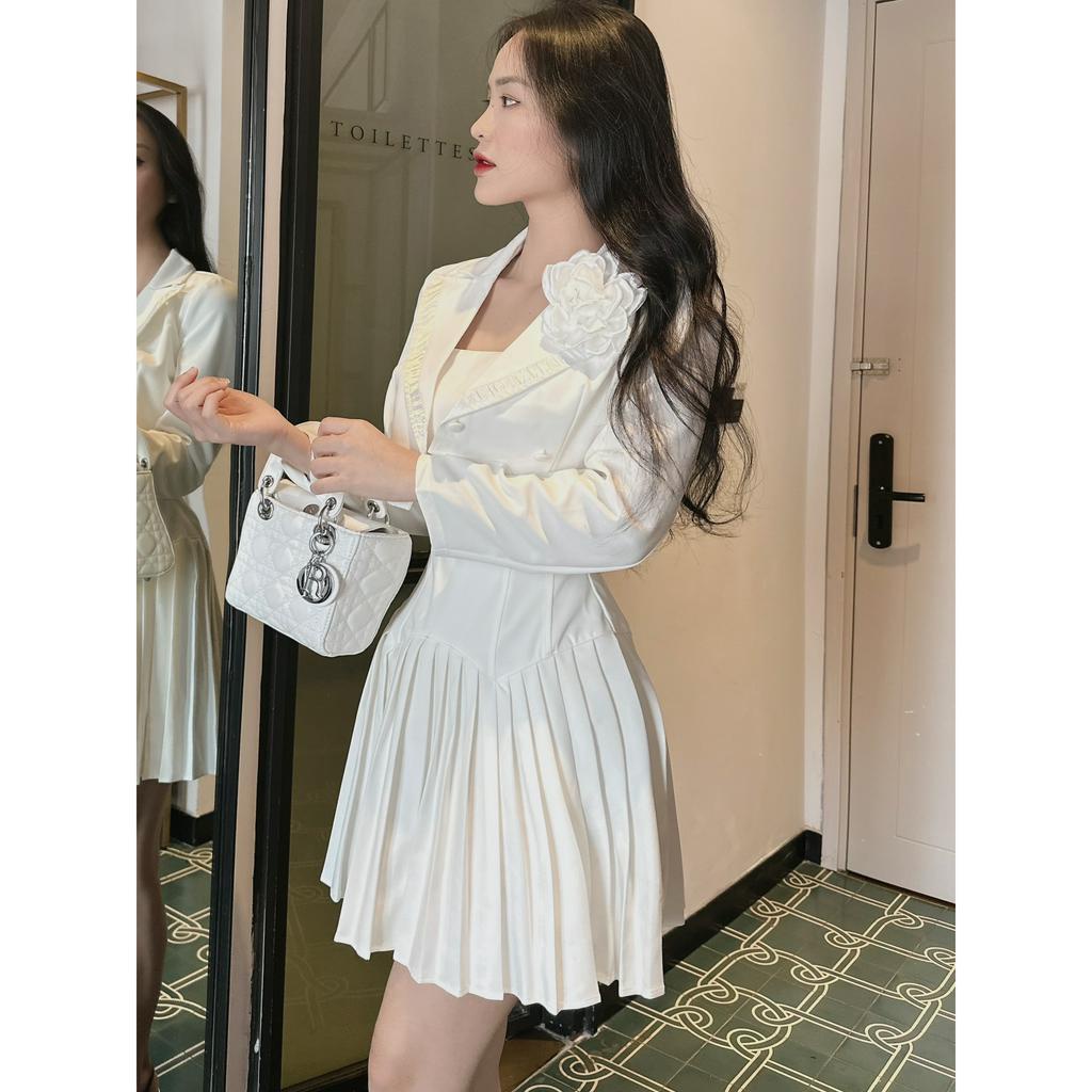 SET ĐẦM ỐNG XẾP LY + ÁO KHOÁC VEST TAG HOA TRẮNG TAY DÀI (TH)