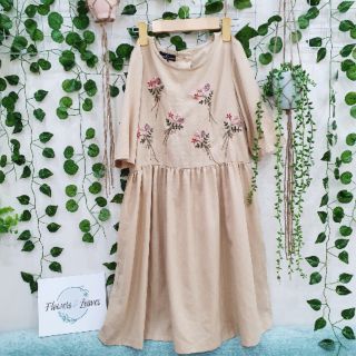 Váy linen kem thêu chùm hoa nổi khuy dừa sau lưng (trơn/ thêu)