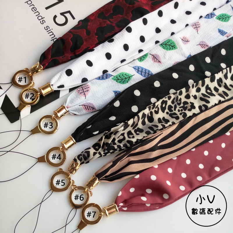 Dây treo điện thoại gắn khăn choàngchấm bi/ rằn ri xinh xắn