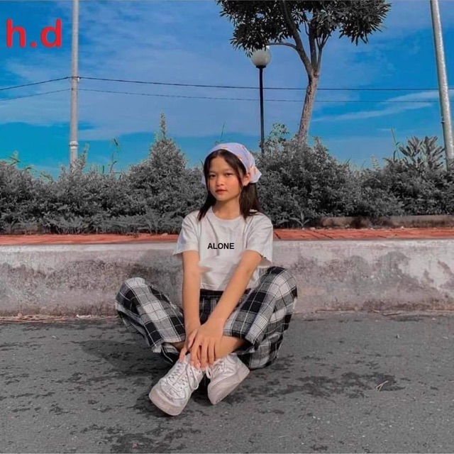 Sét áo croptop ALONE + quần kẻ đen HĐ12