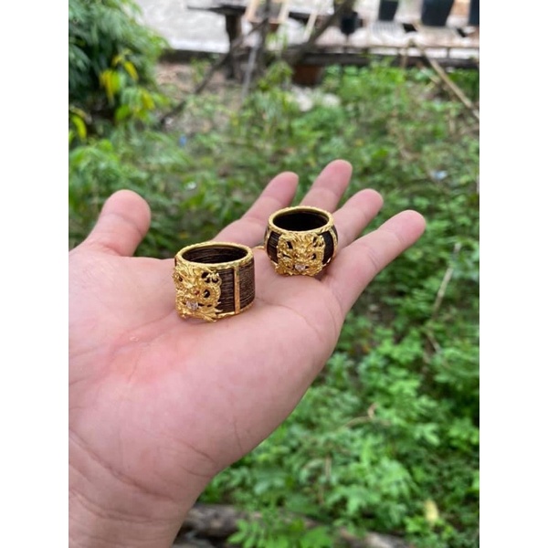 Nhẫn trầm hương sánh chìm.