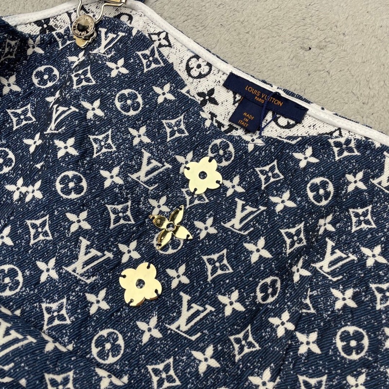 Váy yếm denim hoạ tiết logo thương hiệu Louis Vuitton LV cao cấp xuân hè 2022